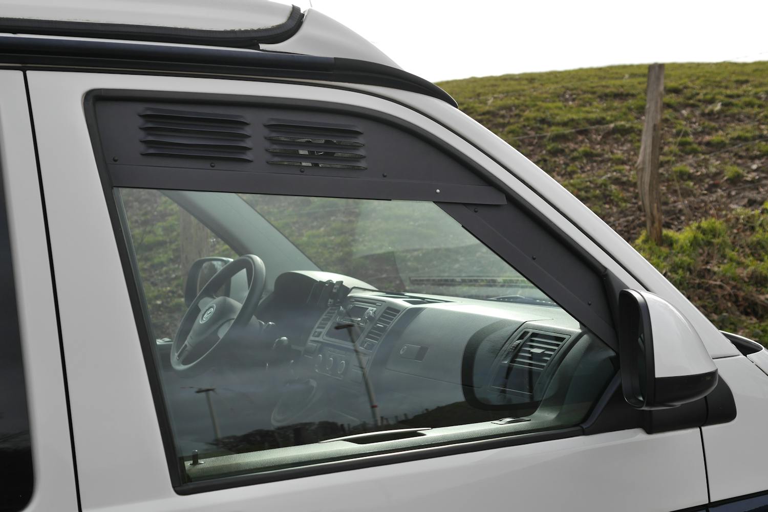 Frische Luft beim Parken im Sommer und Übernachten: Das Lüftungsgitter fürs Cockpit im VW T6.1, T6 und T5