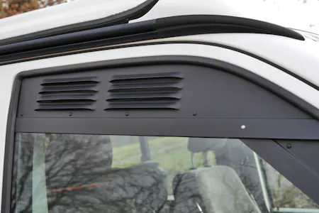 Die Lamellen an der Außenseite halten Regenwasser außerhalb des Fahrzeugs