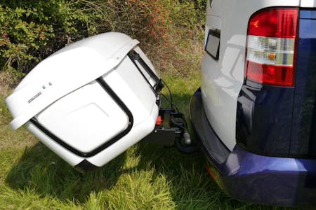 Die mft BackBox bringt zusätzlichen Stauraum hinter das Fahrzeug und ist mit über einen 13-poligen Stecker mit allen Heckleuchten verbunden.