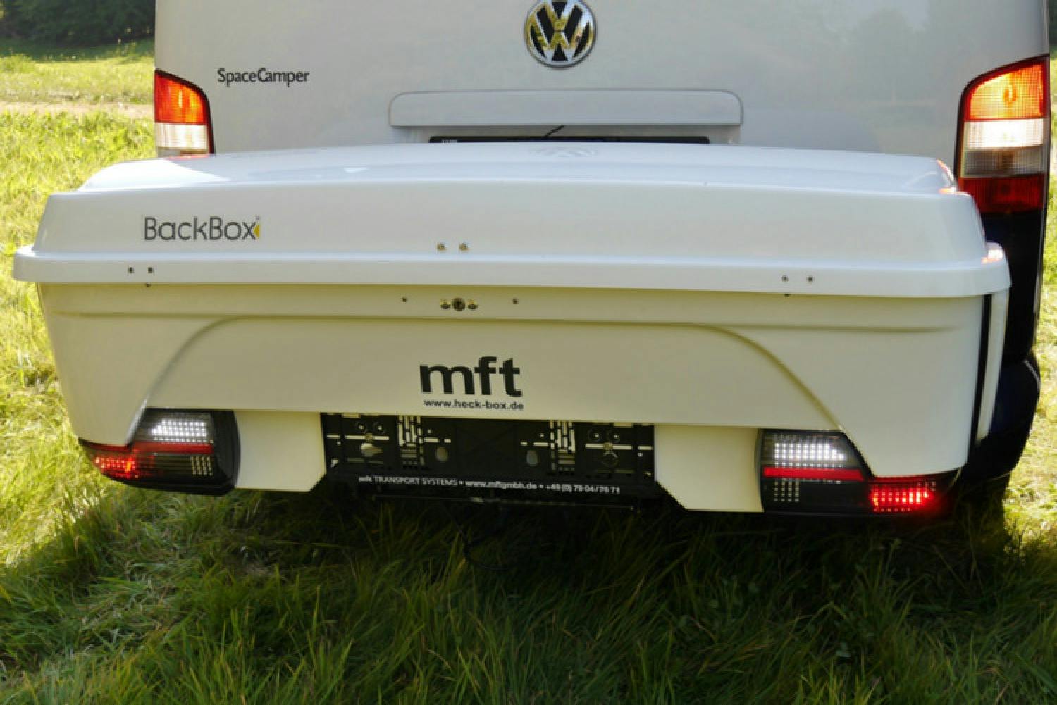 Die mft BackBox bringt zusätzlichen Stauraum hinter das Fahrzeug und ist mit über einen 13-poligen Stecker mit allen Heckleuchten verbunden. Die mft BackBox bringt zusätzlichen Stauraum hinter das Fahrzeug und ist mit über einen 13-poligen Stecker mit allen Heckleuchten verbunden.