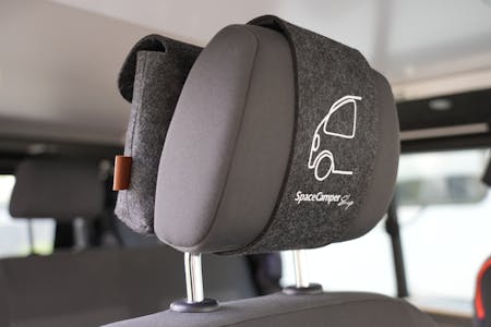 Conny Kopfstütztasche - mit schickem Van als Logo