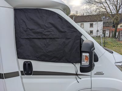 Geschützt vor Hitze, Kälte und Licht mit der SpaceCamper Fahrerhaus-Verdunkelung im Komplettset