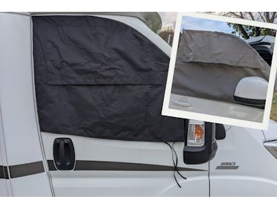 Geschützt vor Hitze, Kälte und Licht mit der SpaceCamper Fahrerhaus-Verdunkelung im Komplettset