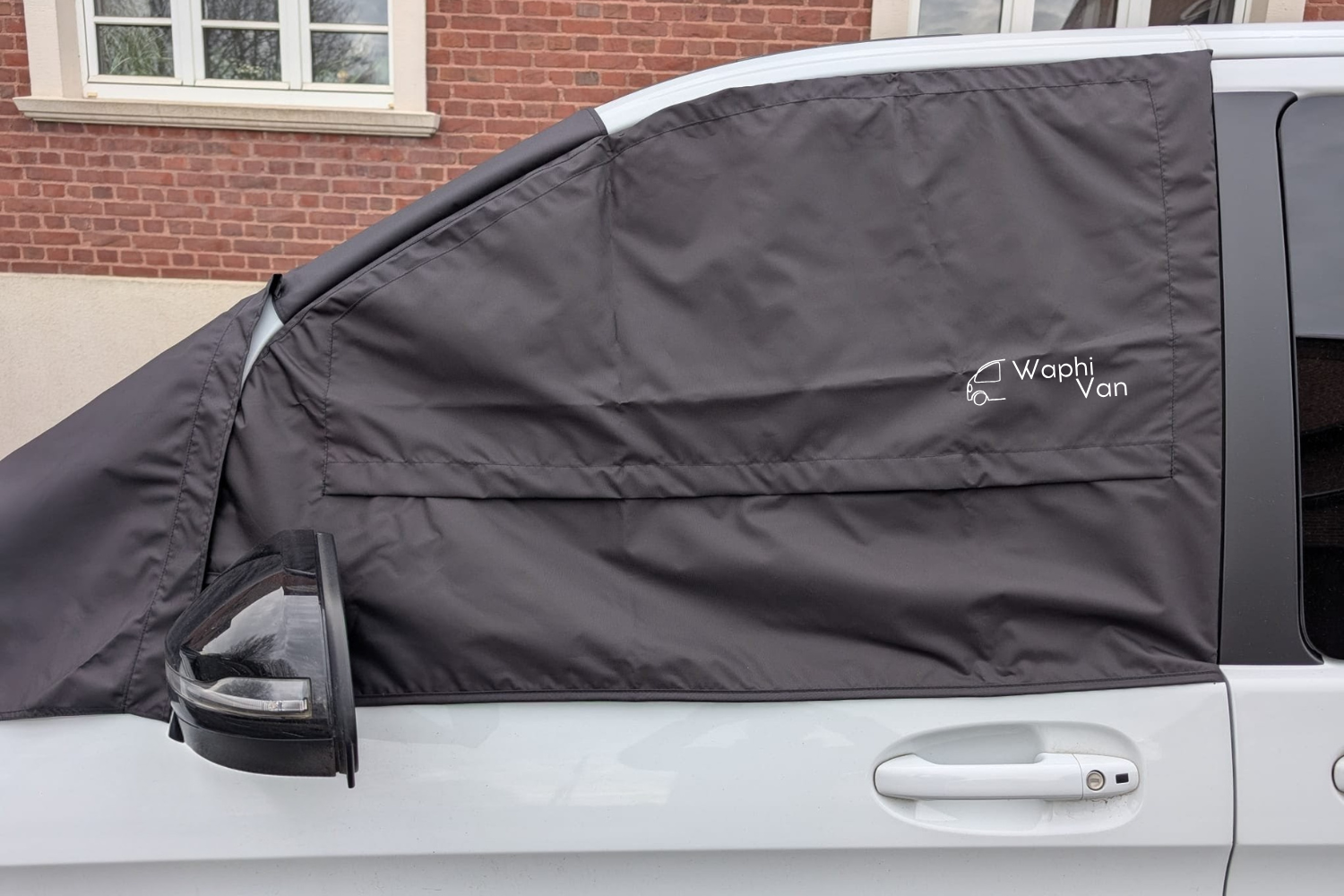 Geschützt vor Hitze, Kälte und Licht mit der SpaceCamper Fahrerhaus-Verdunkelung im Komplettset