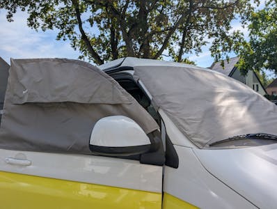 Geschützt vor Hitze, Kälte und Licht mit der SpaceCamper Fahrerhaus-Verdunkelung im Komplettset
