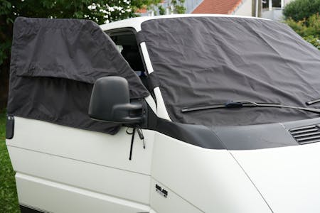 Geschützt vor Hitze, Kälte und Licht mit der SpaceCamper Fahrerhaus-Verdunkelung im Komplettset