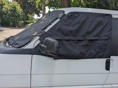 Geschützt vor Hitze, Kälte und Licht mit der SpaceCamper Fahrerhaus-Verdunkelung im Komplettset