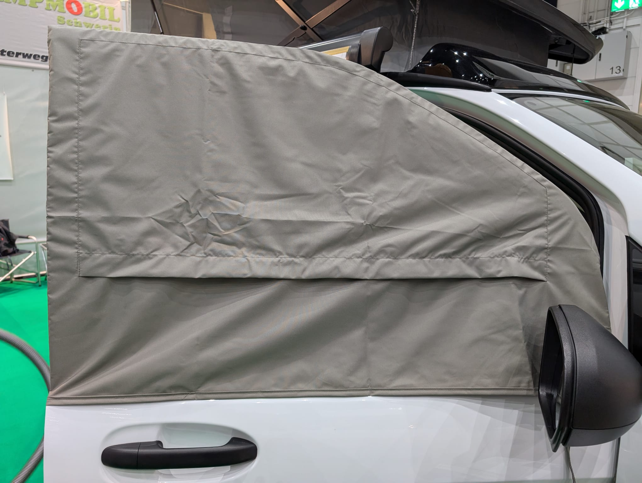 Geschützt vor Hitze, Kälte und Licht mit der SpaceCamper Fahrerhaus-Verdunkelung im Komplettset